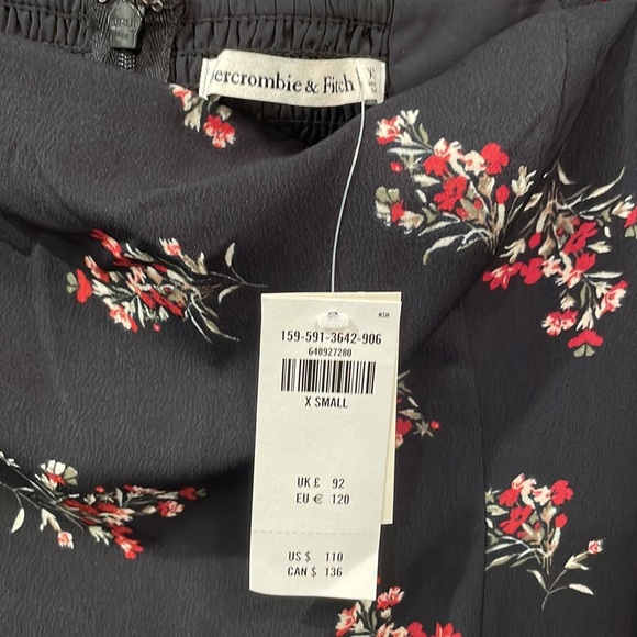 Abercrombie black dress with flowers. Ruching at the waist. - Picture 3 of 3